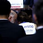 Pablo Laso habla con la presidenta de la Comunidad de Madrid Isabel Díaz Ayuso después de ponerse la camiseta con el número uno