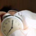 Hombre apagando el despertador