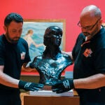 Operarios colocan una de las obras que forman parte de la muestra ‘Sorolla y Benlliure. Una amistad, dos artistas’ expuesta en el Museo Sorolla de Madrid desde el 20 de junio al 2 de octubre.