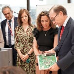 La consejera de Movilidad y Transformación Digital, María González Corral, visita las instalaciones de la empresa GMV en el Parque Tecnológico de Boecillo, en Valladolid