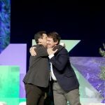Alfonso Fernández Mañueco se funde en un abrazo con Juanma Moreno en el último Congreso del PP de Andalucía