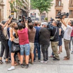 Un grupo de periodistas a la llegada del presidente de las Cortes valencianas, a la reunión de la Ejecutiva de Compromís del martes