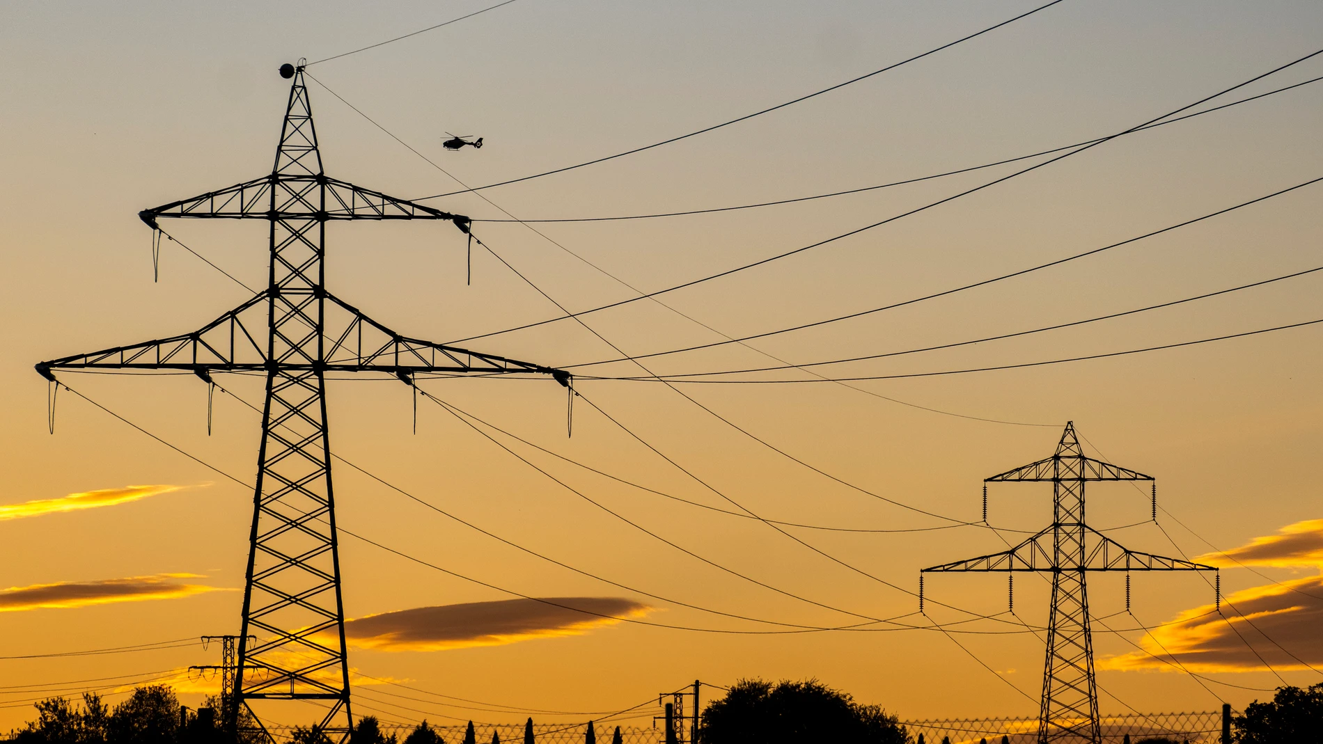 Torres de alta tensión y tendido eléctrico