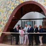 El presidente de la Generalitat, Ximo Puig (3º d), junto la delegada del Gobierno en la Comunidad Valenciana, Gloria Calero (d), al alcalde, Joan Ribó (2º d), el presidente de la Fundación ”la Caixa”, Isidro Fainé (i), y el arquitecto, Enric Ruiz-Geli (3º i), durante la inauguración del CaixaForum València