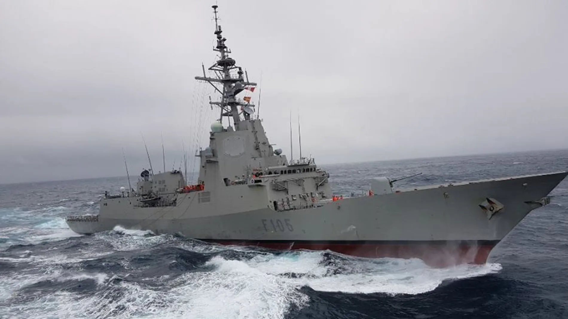 Imagen de la fragata española "Cristóbal Colón", con uno de sus cañones en la parte delantera