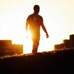 Una persona camina en el Cerro del Tío Pío, conocido como Parque de las Siete Tetas, el día que dio comienzo el verano 2022