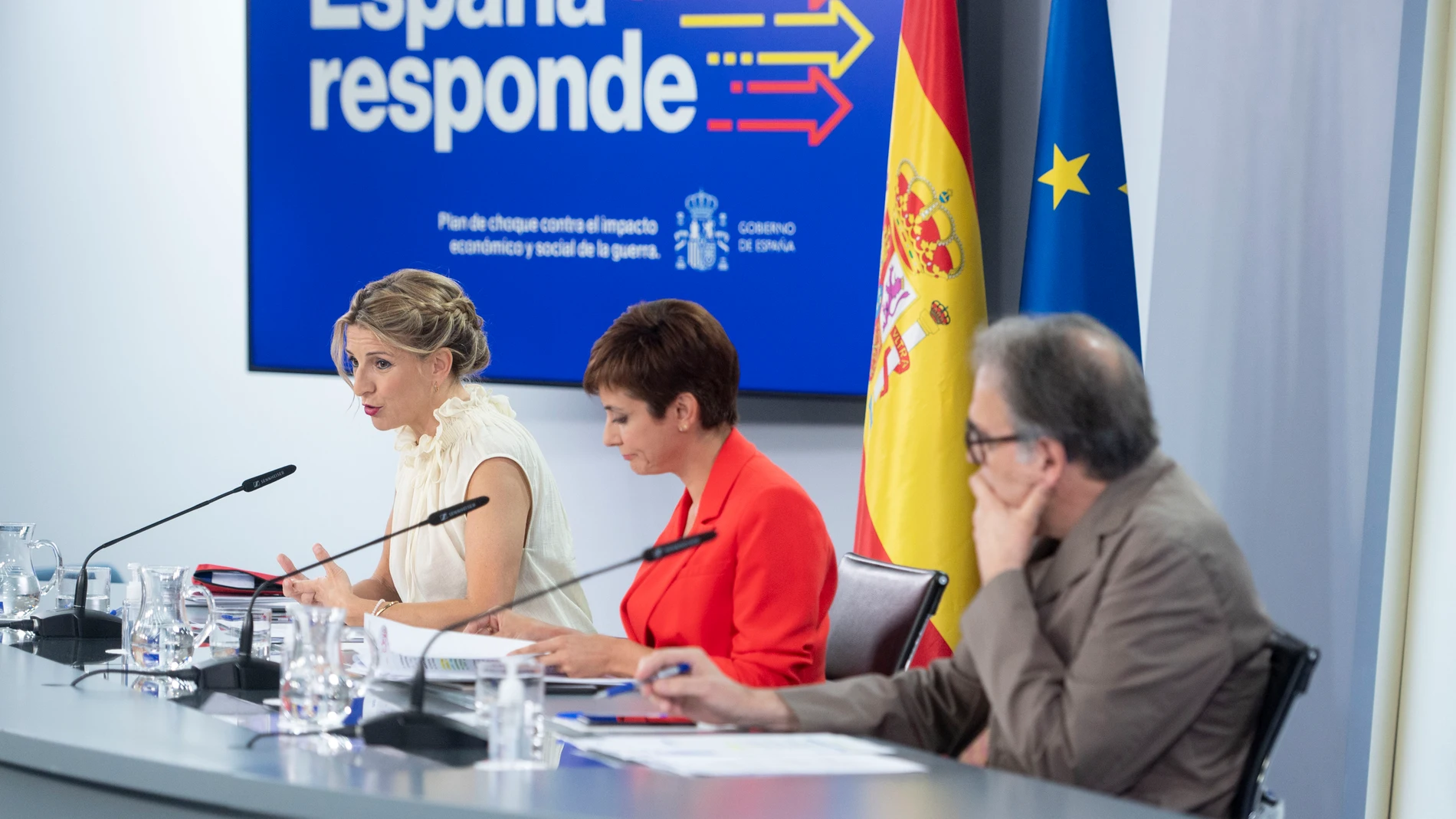 La vicepresidenta segunda y ministra de Trabajo y Economía Social, Yolanda Díaz; la ministra Portavoz, Isabel Rodríguez; y el ministro de Universidades, Joan Subirats,