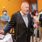 El periodista ruso DmitrI Muratov posa para los periodistas con su Nobel de la Paz