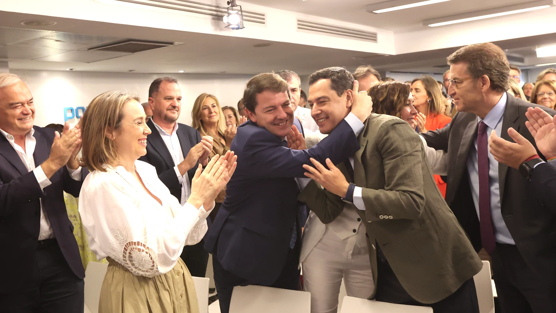 El presidente de la junta, Alfonso Fernández Mañueco felicita al presidente Andaluz , Juanma Moreno por los resultados electorales