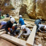Varios arqueólogos trabajando