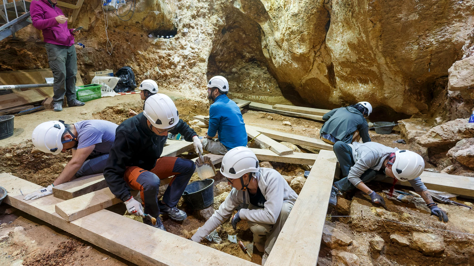 Varios arqueólogos trabajando