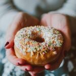 Mujer sosteniendo un donut