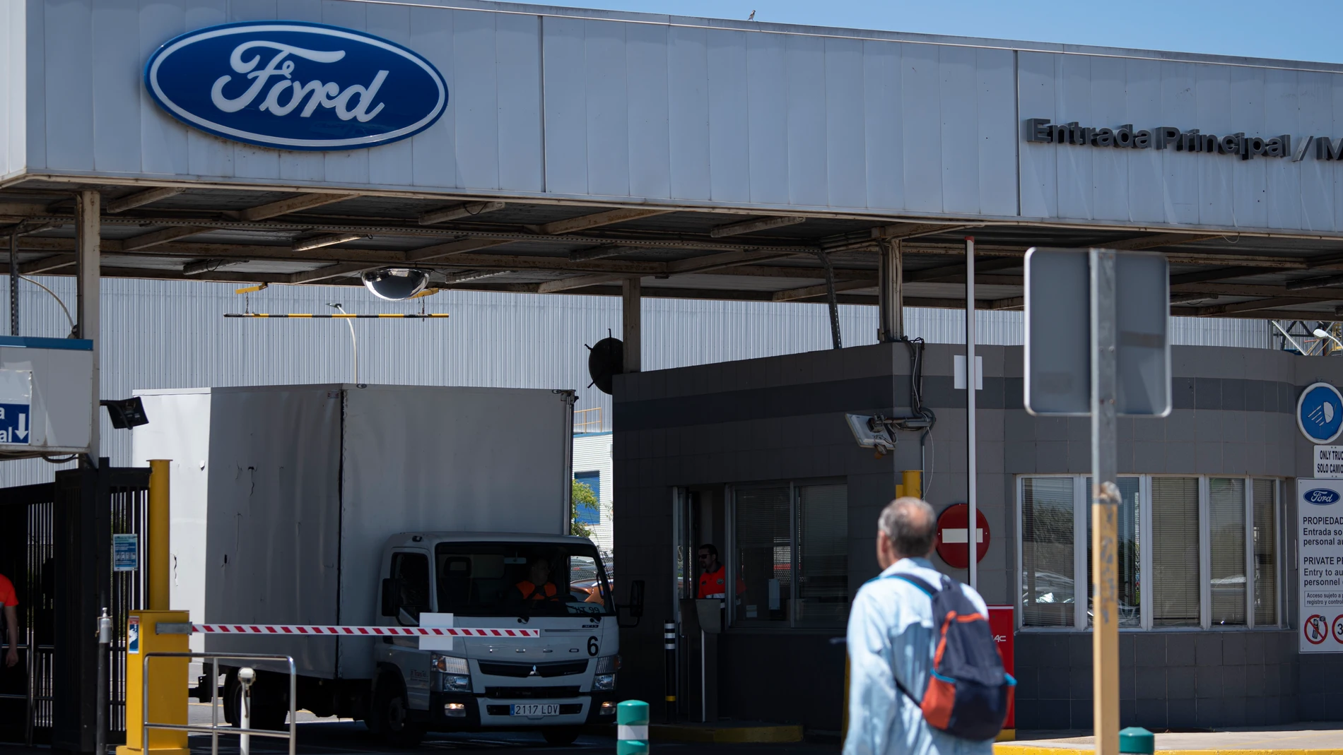 Logo de Ford en la entrada de la fábrica de Almussafes, Valencia