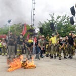 Trabajadores del operativo contra incendios forestales de Castilla y León durante una protesta ante las Cortes por la gestión del fuego de la Sierra de la Culebra, y por el hecho de que no se haya elevado el nivel de alerta para incrementar el número de medios materiales y humanos disponibles para su extinción