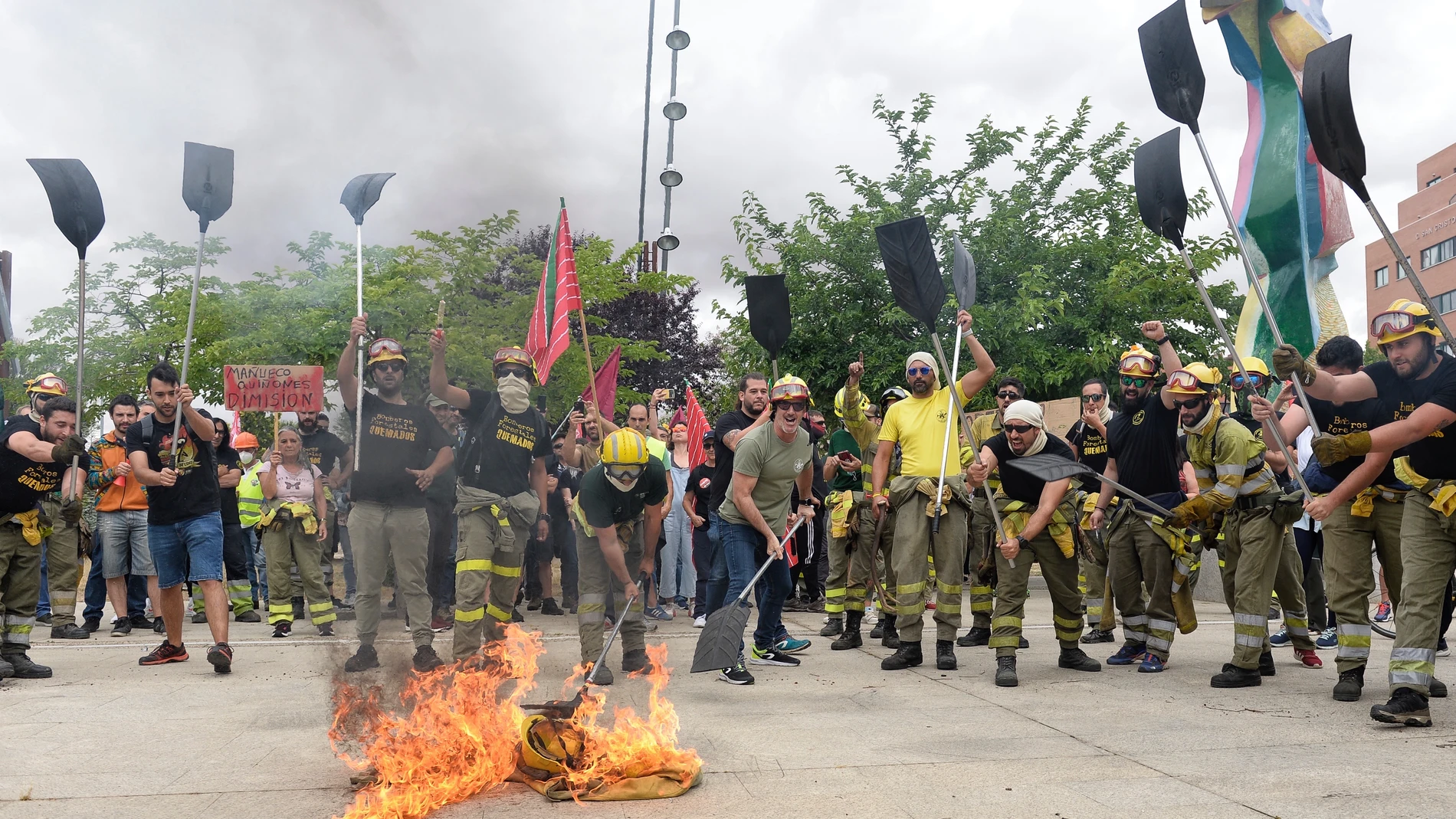 Trabajadores del operativo contra incendios forestales de Castilla y León durante una protesta ante las Cortes por la gestión del fuego de la Sierra de la Culebra, y por el hecho de que no se haya elevado el nivel de alerta para incrementar el número de medios materiales y humanos disponibles para su extinción