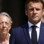 Emmanuel Macron, flanqueado por su primera ministra, Elisabeth Borne
