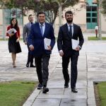 El vicepresidente de la Junta, Juan García-Gallardo, y el consejero de Economía y Hacienda y portavoz, Carlos Fernández Carriedo, antes de comparecer ante la prensa tras el Consejo de Gobierno