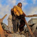 Las personas afectadas por el terremoto esperan ayuda en la aldea de Gayan, en la provincia de Paktia, Afganistán
