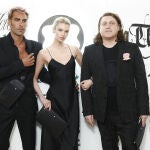 Jon Kortajarena, Stella Maxwell y Marco Tomasetta en el evento.