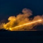 Soldados de la 65.ª Brigada de Artillería de Campaña disparan un sistema de cohetes de artillería de alta movilidad 'M142', conocido como 'HIMARS' 23/06/2022