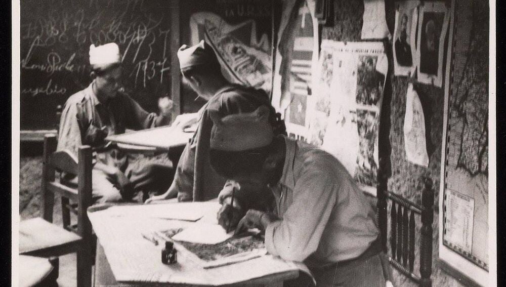 Una escuela para milicianos en el frente de Madrid