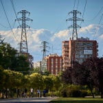 Torres de alta tensión con edificios de fondo