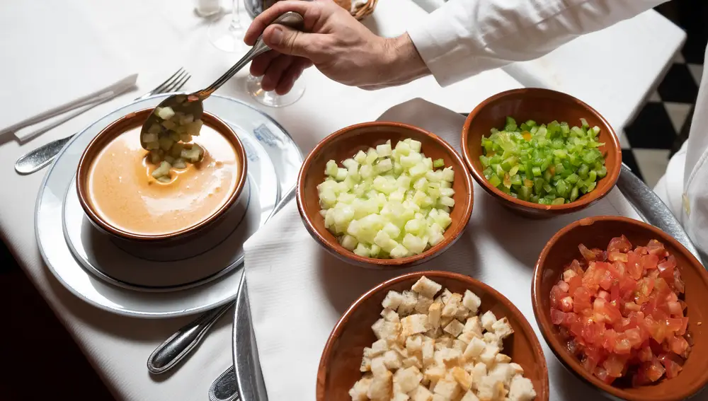 En Restaurante Botin lo sirven con cebolla, pimiento, tomate y pan picado