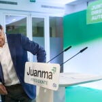 El presidente de la Junta en funciones y líder del PP andaluz, Juanma Moreno(c) durante la junta directiva regional de su partido