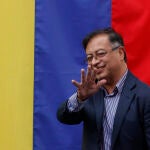 El presidente electo de Colombia Gustavo Petro saluda a sus seguidores durante el acto de entrega de la credencial que lo acredita como presidente de Colombia