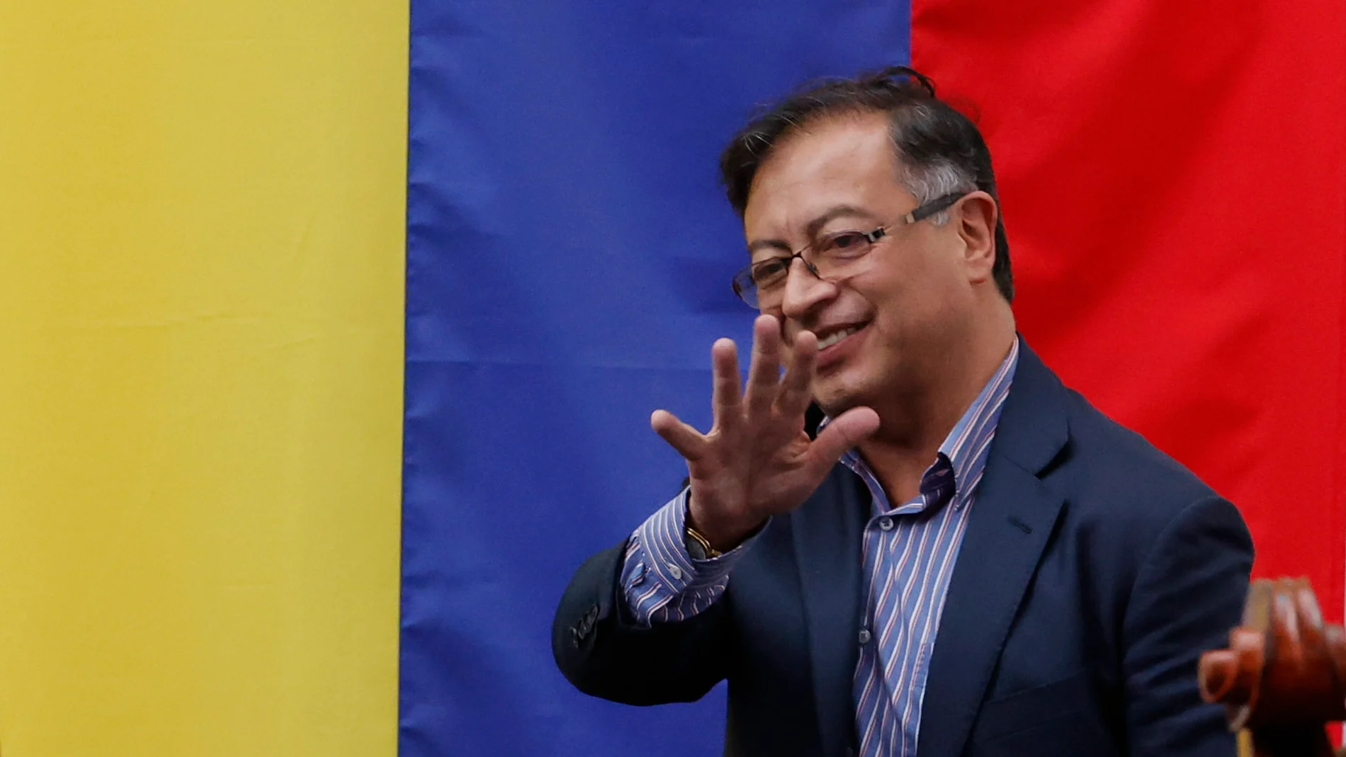 El presidente electo de Colombia Gustavo Petro saluda a sus seguidores durante el acto de entrega de la credencial que lo acredita como presidente de Colombia