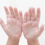 Las palmas de la mano se arrugan después de una larga estancia en el agua | Fuente: Dreamstime