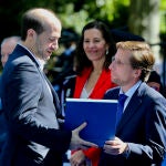 Martínez-Almeida entrega el reconocimiento de la sección de Madrid de LA RAZÓN al periodista Jaime V. Echagüe