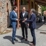 El consejero Juan Carlos Suárez-Quiñones, conversa con sus homólogos de Asturias y Cantabria