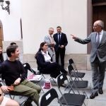 El presidente de la Diputación, Javier Iglesias, y el rector de la Universidad de Salamanca, Ricardo Rivero, reciben a los egresados participantes en el Plan de Empleo Juvenil 2021-2022