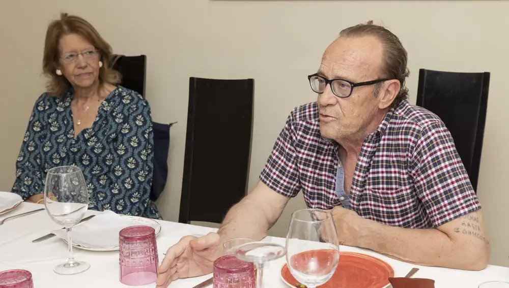El periodista Nino Olmeda, junto a Elvira Rodríguez
