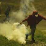 Un manifestante indígena en una protesta en Ecuador