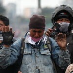 Manifestantes indígenas piden el cese de la represión a las protestas contra el Gobierno de Guillermo Lasso, en Quito