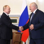 El presidente ruso Vladimir Putin (izq.) reunido con el mandatario bielorruso Alexander Lukashenko (der.)