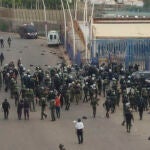Fotografías cedidas a EFE por una vecina del Barrio Chino, en la provincia de Nador y fronterizo con Melilla. Las fotografías fueron tomadas durante el asalto de cientos de inmigrantes subsaharianos a las vallas