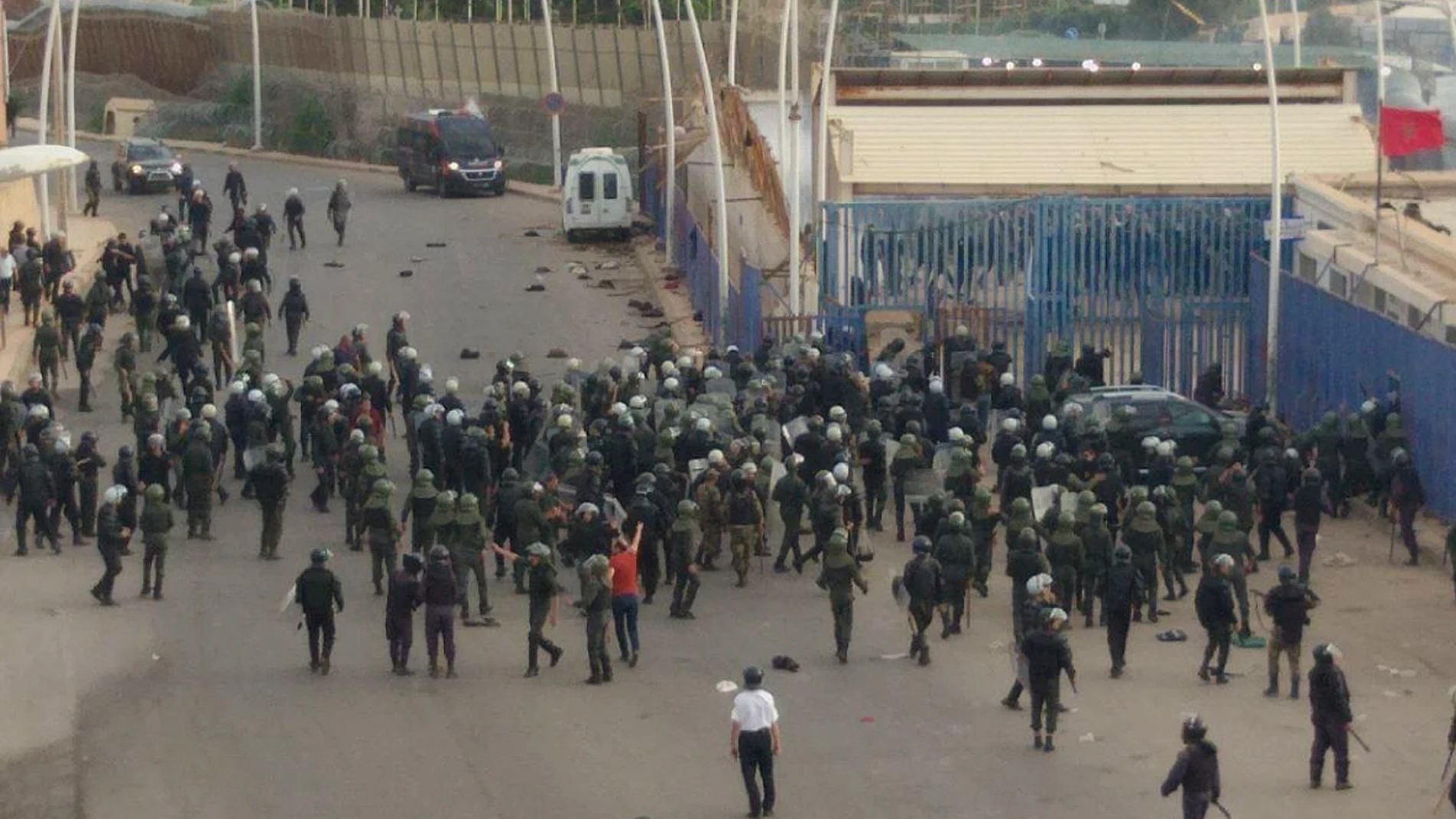 Fotografías cedidas a EFE por una vecina del Barrio Chino, en la provincia de Nador y fronterizo con Melilla. Las fotografías fueron tomadas durante el asalto de cientos de inmigrantes subsaharianos a las vallas