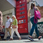 Paneles informáticos donde se informa de los precios de los carburantes en una estación de servicio de Madrid
