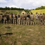 Combatientes del Ejército Azov durante un entrenamiento, en las afueras de Járkov (Ucrania).