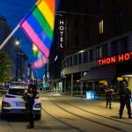 La Policía vigila el barrio gay de Oslo en junio de 2023