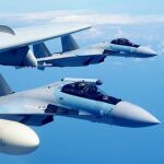 Dos aviones de combate Su-35 y un bombardero H-6K vuelan en formación en una foto de archivo