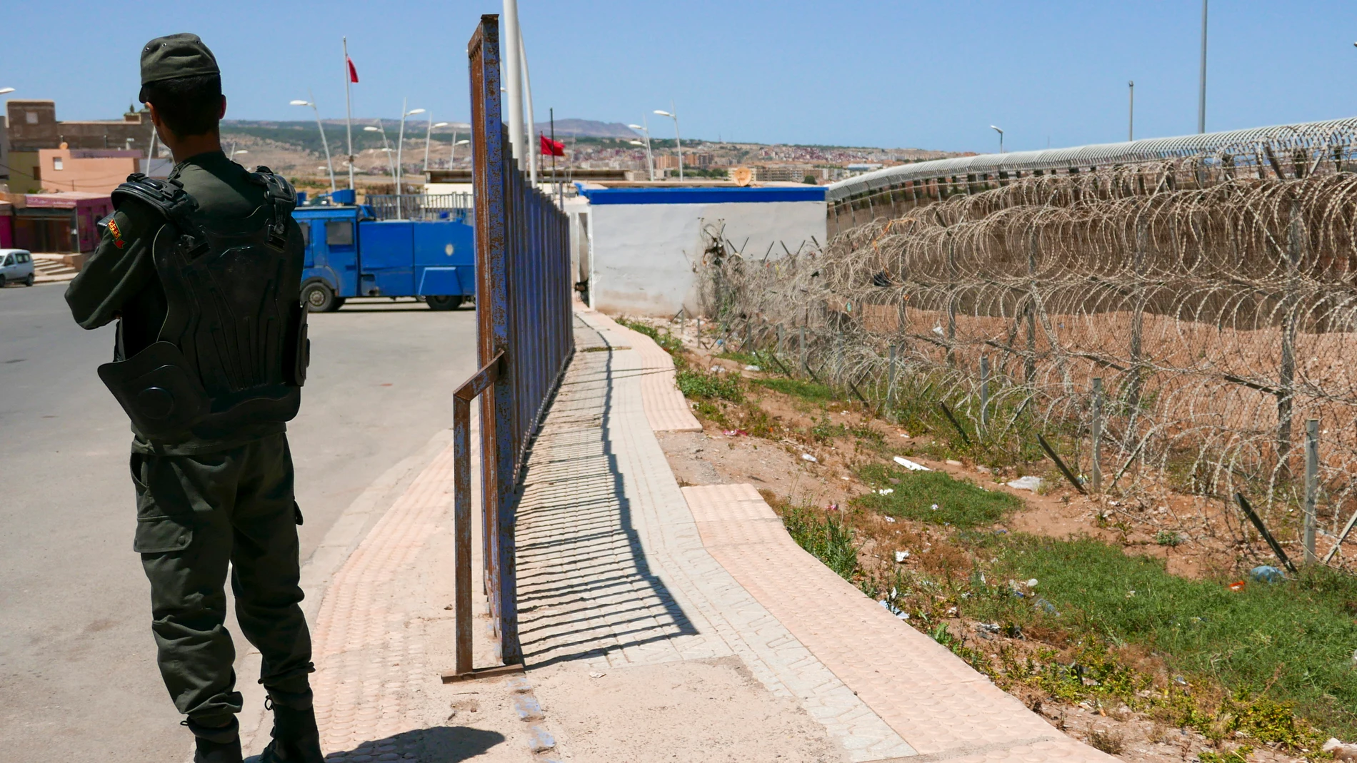 Vista de las vallas del paso fronterizo de Nador con Melilla