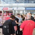 MÁLAGA, 26/06/2022.- Largas colas ante el mostrador de Ryanair este domingo en el Aeropuerto de Málaga-Costa del Sol, durante la tercera jornada de huelga de los tripulantes de cabina de esta compañía. EFE/ Daniel Luque
