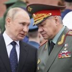 El presidente ruso, Vladimir Putin, habla con el ministro de Defensa ruso, Sergei Shoigu, durante una ceremonia en la Tumba del Soldado Desconocido de Moscú | Fuente: Mikhail Metzel/ Sputnik vía AP