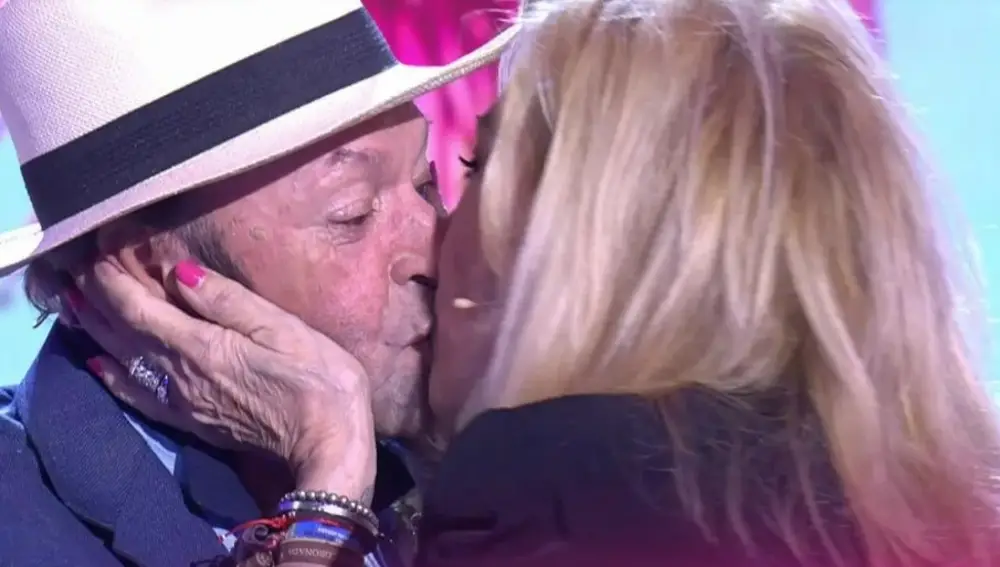 Beso de Amador Mohedano y Rosa Benito