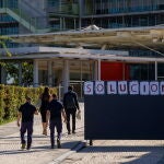 Trabajadores de Abengoa entran hoy lunes en la sede de la empresa en Palmas Altas en Sevilla. EFE/Julio Muñoz