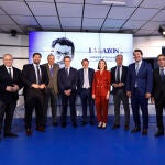Foto de "familia", con Esteban González Pons, Miguel Tellado, Fernando López Miras, Mauricio Casals, Alberto Núñez Feijóo, José Creuheras, Cuca Gamarra, Elías Bendodo, Alfonso Fernández Mañueco, José Luis Martínez Almeida y Enrique López